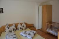 A bed or beds in a room at Ferienwohnung Schmetterling