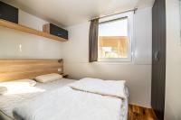 Posteľ alebo postele v izbe v ubytovaní Camping Media Mobile Homes in Brioni Sunny Camping