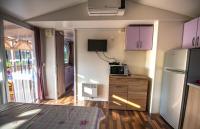 Kuchyňa alebo kuchynka v ubytovaní Camping Media Mobile Homes in Brioni Sunny Camping