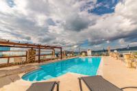 Bazén v ubytování Gera Bay Studios And Apartments nebo v jeho okolí