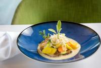 Un plato azul de comida sobre una mesa en Gartenhotel Crystal - 4 Sterne Superior, en Fügen