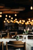 een tafel met bloemen in vazen in een restaurant bij Bienenberg - Das Genusshotel im Grünen - Liestal in Liestal