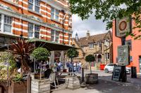 Un grupo de personas paradas afuera de un edificio en Orange Tree, en Richmond upon Thames