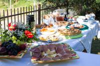 Jedlo v ubytovaní bed & breakfast alebo blízkom okolí