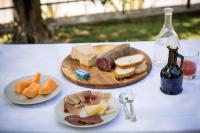 Jedlo v ubytovaní bed & breakfast alebo blízkom okolí