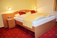 Łóżko lub łóżka w pokoju w obiekcie Gasthaus-Landhotel Traunstein