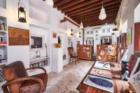 ein Wohnzimmer mit Tisch und Stühlen in der Unterkunft XVA Art Hotel in Dubai