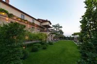 A garden outside Relais San Vigilio al Castello