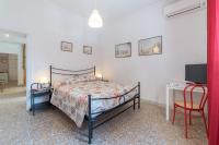 Posteľ alebo postele v izbe v ubytovaní Red & White Vatican Apartment