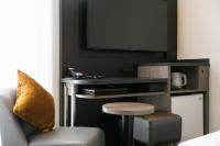 ホテルマイステイズ名古屋錦にあるテレビまたはエンターテインメントセンター