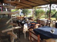 een restaurant met tafels en stoelen met blauwe tafelkleden bij Agriturismo La Facenda in Albinia