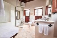 Ein Badezimmer in der Unterkunft XVA Art Hotel