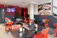 Uma área de estar em 08028 Apartments