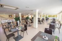 A restaurant or other place to eat at Hotel Porto Calpe