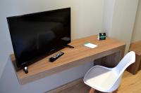 Televízia a/alebo spoločenská miestnosť v ubytovaní Hotel Alda Sada Marina