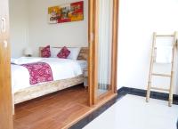 Un dormitorio con una cama y una escalera dentro. en Seno Guesthouse &amp; Cafe, en Uluwatu