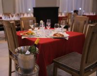 einen Tisch mit Speisen und einer Flasche Wein in der Unterkunft Haile Resort Arbaminch in Migie