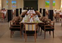 ein langes Esszimmer mit Tisch und Stühlen in der Unterkunft Haile Resort Arbaminch in Migie