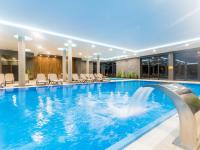 Bazén v ubytovaní Lux Apartment Kołobrzeg Polanki Park alebo v jeho blízkosti