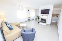 Televízia a/alebo spoločenská miestnosť v ubytovaní Family Beach Apartments