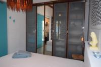 Posteľ alebo postele v izbe v ubytovaní CLIO'S BEACH HOUSE - DELUXE BEACH FRONT PROPERTY