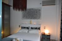 Posteľ alebo postele v izbe v ubytovaní CLIO'S BEACH HOUSE - DELUXE BEACH FRONT PROPERTY