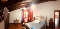 un dormitorio con una cama en una habitación en Agriturismo Sole di Sicilia, en Randazzo