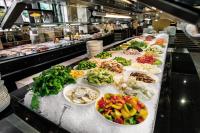 una linea a buffet con molti tipi diversi di cibo di Phoenix7 a Mödling