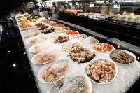 una linea a buffet con molti tipi diversi di cibo di Phoenix7 a Mödling