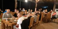 een groep mensen die aan een eettafel zitten bij KARANG SARI Guesthouse & Warung in Munduk