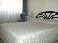 1 dormitorio con 1 cama, 1 silla y 1 ventana en L&#39;Agrianthe, en Villefranche-sur-Mer