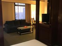 ein Wohnzimmer mit einer Couch und einem Tisch in der Unterkunft KL Service Suites at Times Square KL in Kuala Lumpur