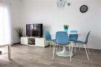A television and/or entertainment centre at Terraza vista océano La Quinta