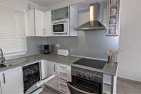 A kitchen or kitchenette at Terraza vista océano La Quinta
