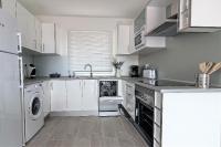 A kitchen or kitchenette at Terraza vista océano La Quinta