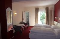 Ein Bett oder Betten in einem Zimmer der Unterkunft AKZENT Hotel Berg's Alte Bauernschänke- Wellness und Wein