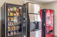 Motel 6 Chattanooga Downtownにあるキッチンまたは簡易キッチン