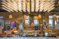 una tienda llena de muchos tipos diferentes de comida en HAIAN Beach Hotel & Spa, en Da Nang