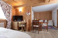 Televízia a/alebo spoločenská miestnosť v ubytovaní Hotel Baita Fiorita