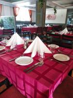 Reštaurácia alebo iné gastronomické zariadenie v ubytovaní Hotel Nap