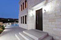 Bazén v ubytovaní Eudora Luxury Stone Villa alebo v jeho blízkosti