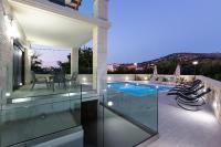 Bazén v ubytovaní Eudora Luxury Stone Villa alebo v jeho blízkosti