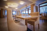 ブコビナ・タトシャンスカにあるHOTEL*** NAT Bukowina Tatrzańskaのテーブルと椅子のあるダイニングルーム