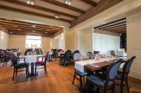 En restaurant eller et andet spisested på Pałac Warlity