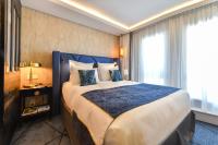 Un ou plusieurs lits dans un h&eacute;bergement de l&#39;&eacute;tablissement La Grande Terrasse Hotel&amp;Spa La Rochelle MGallery Hotel Collection