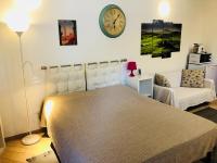 A bed or beds in a room at La Dolce Vita studio with free private parking