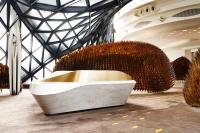 Una habitación con dos grandes arbustos en un edificio. en City of Dreams - Morpheus, en Macau