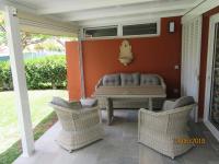 A seating area at Bungalow Los Melocotones