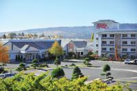 Un estacionamiento vacío frente a un hotel en Shilo Inn Klamath Falls, en Klamath Falls