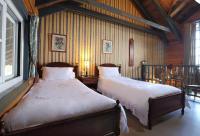 a bedroom with two beds in a room at Cingjing Hanging Garden &amp; Resort in Ren&#39;ai